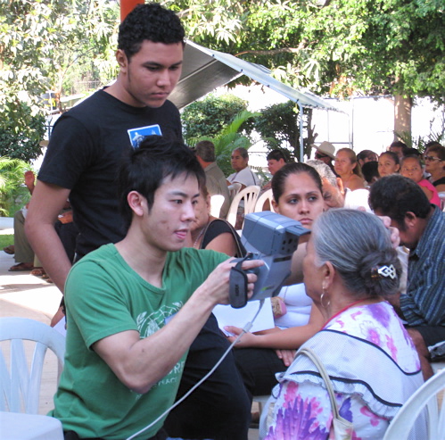 Duen Wong (green shirt), optometry student