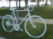 A ghost bike photographed by Alain Francq.