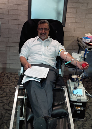 Feridun Hamdullahpur donates blood.