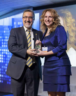 Feridun Hamdullahpur presents an award at the Business Excellence gala.