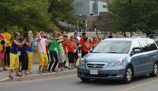 Volunteers give a warm welcome to new arrivals on campus.