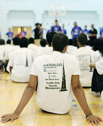 A student sporting an orientation shirt.